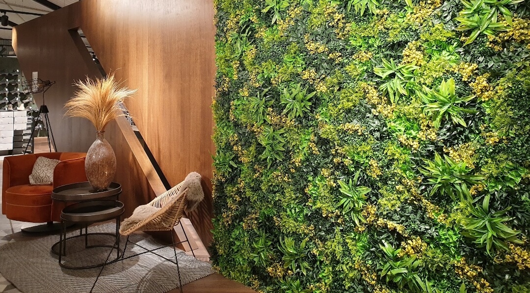 Duurzame moswand in winkelinterieur