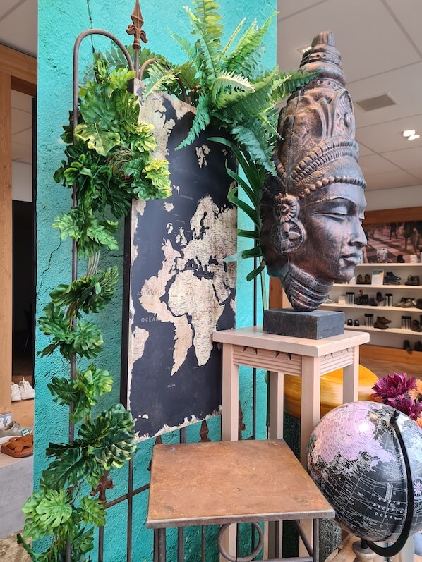 Schoenenwinkel gedecoreerd door decorateur